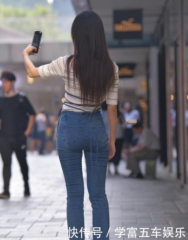 条纹针织服，搭配高腰牛仔裤，女神范十足，尽显姣好身材