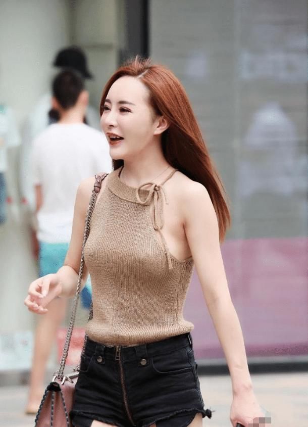 嫂子出门吊带坏了,直接系个“蝴蝶结”,却吸引了不少路人前来搭讪