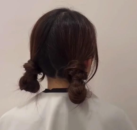 女孩换了款双马尾式丸子头发型后,给人感觉清爽了很多,男生:确实好看