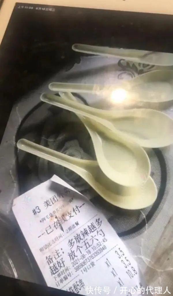 |内涵段子|别人家的女朋友宽松T恤下都藏着什么?