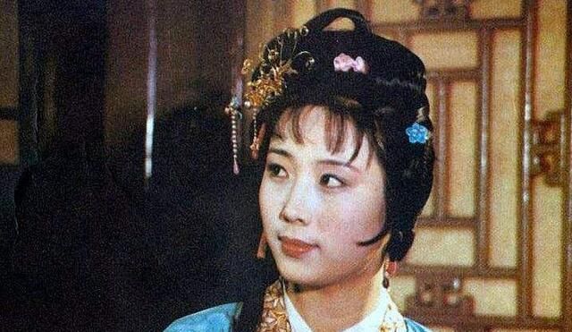 红楼梦$红楼梦:贾母身边的首席丫鬟鸳鸯,到底喜不喜欢贾琏?