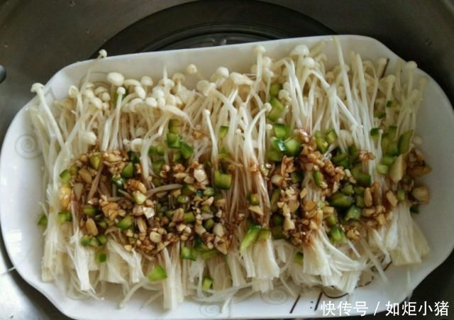 味道|金针菇别只会涮火锅,跟大蒜一起蒸,比吃肉还香,这味道超级棒