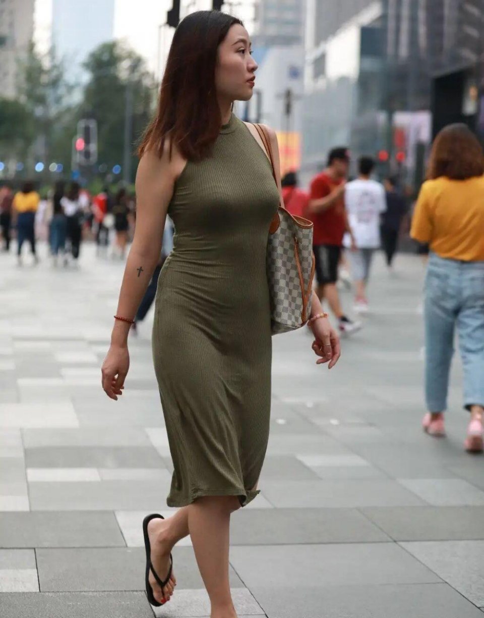 “A字裙”的潮流已经没有了，今年流行“马甲裙”，又瘦又洋气