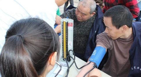 高血压的人,每天在1个时间点,做好3件事,血压也能稳稳降下来