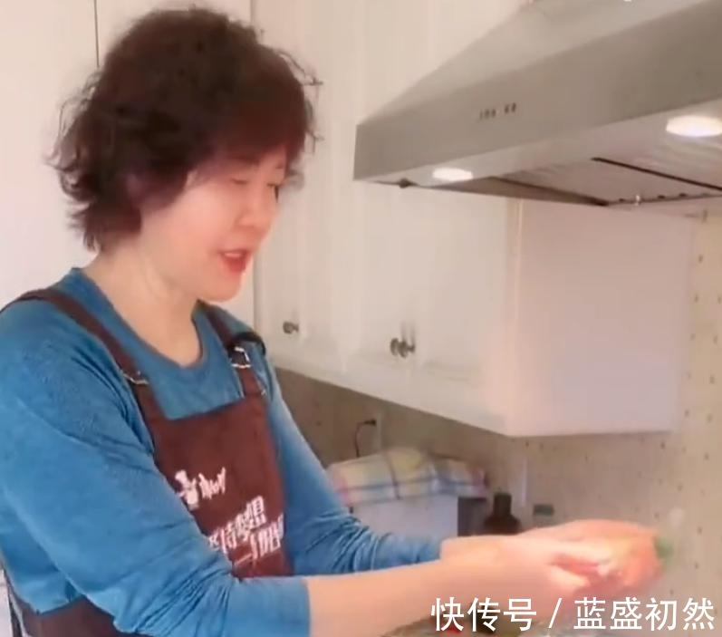 郎平|郎平晒退休生活,在美国下厨做西餐意面鸡排沙拉,人也年轻了!