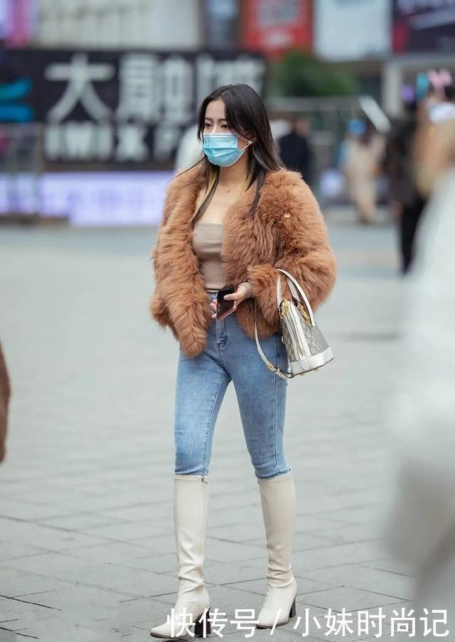 街拍:取代高跟鞋, 成为牛仔裤的“好搭档”, 时髦修身还不累脚!