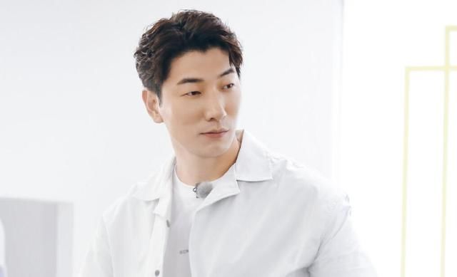 赵丽颖和林大厨矛盾升级,谁注意黄晓明的做法,完全不配当店长