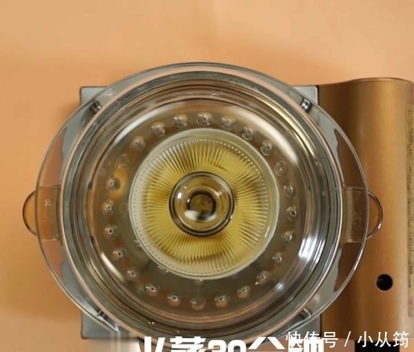 中筋面粉|土豆饼这样做，外香内软，咬一口香嫩可口，儿子隔三差五就要吃！