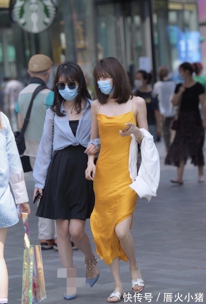 洋气|姑娘真是“时尚扛把子”,身穿长裙很洋气,不选高跟鞋也好抢眼