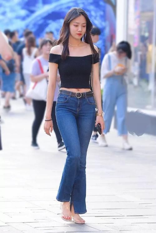 路人街拍别再穿烂大街的牛仔裤了小姐姐这条喇叭裤才是王道