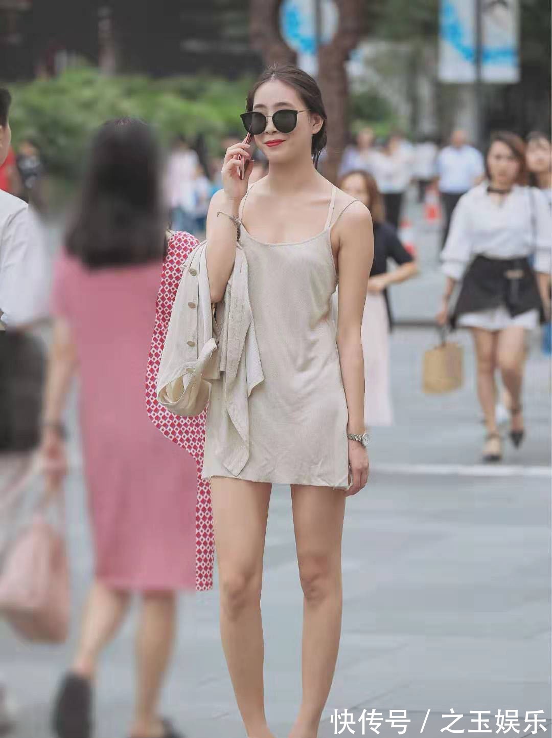 穿搭 非常温柔显气质的穿搭,米白色吊带裙+开衫,让你轻轻度过一周哦