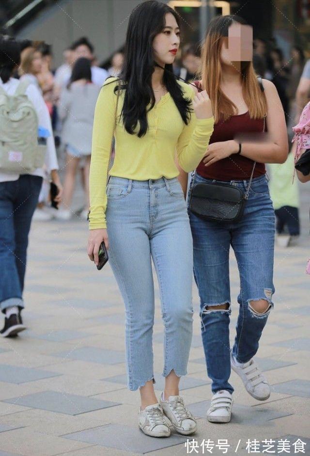 小姐姐 黄色针织上衣搭配八分牛仔裤,简约时尚,笑容迷人