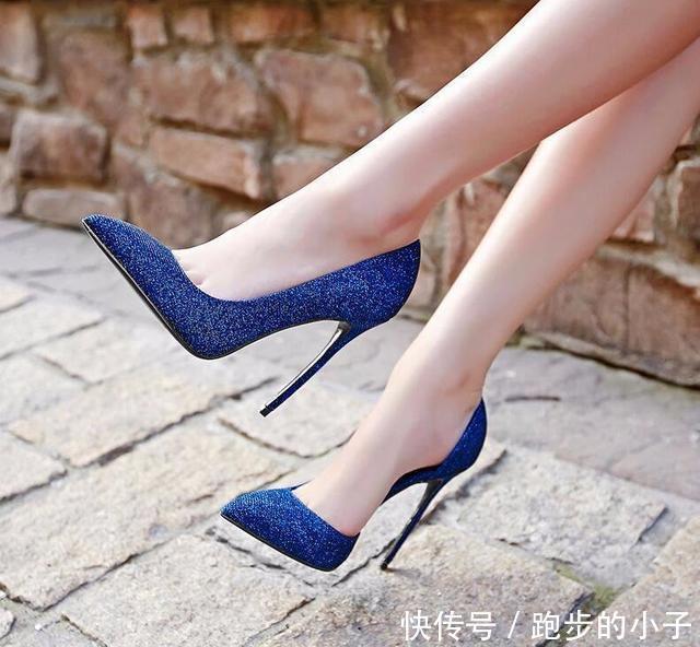 优雅经典的高跟鞋轻松驾驭，尽显女性优雅的现代气质