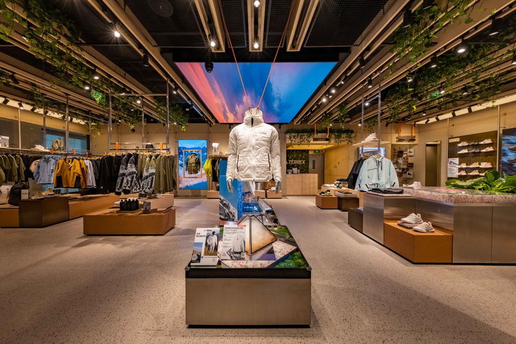 出场方式|新闻记者|新郎|河南|新娘|吊篮|工作人员|婚礼现场|婚礼_length＂:＂1525＂,＂displadidas TERREX旗舰店开业 开启可持续户外服饰