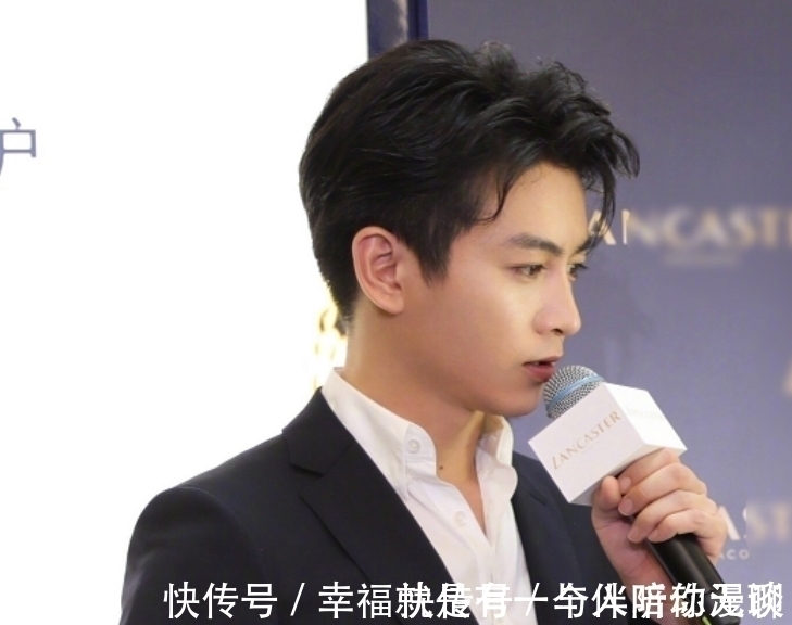 活动照|陈晓出席活动照流出,路人滤镜下瞬间变漫画脸,请美颜放过帅哥吧