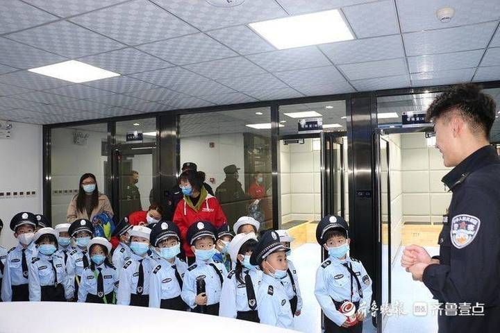 30多名幼儿园小朋友体验警营文化