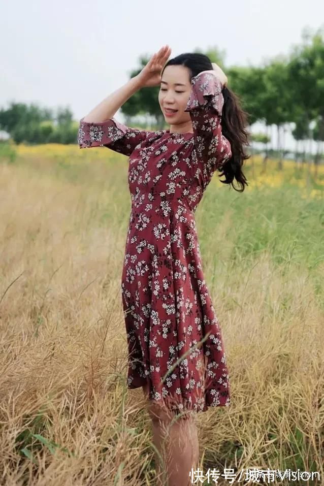 真丝连衣裙 酒红真丝连衣裙丨这样搭配低调奢华内涵版，又不失高雅