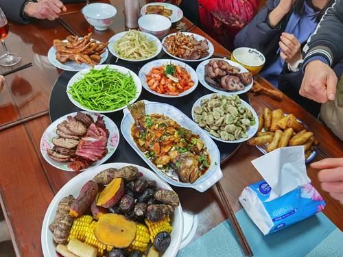 朋友圈晒的5桌年夜饭，个个丰盛，好看又好吃，最后一个太北方了