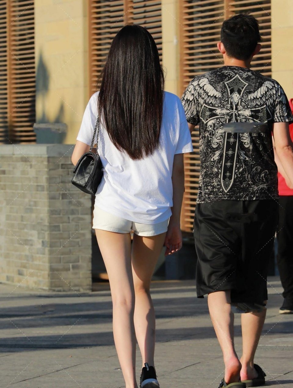 穿搭 白色系穿搭简单干净,简单黑色饰品点缀色彩,搭配简单又时尚