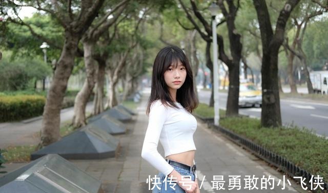 平底鞋 白色针织衫搭配牛仔裤+平底鞋,整体的风格简约又休闲,清爽舒适