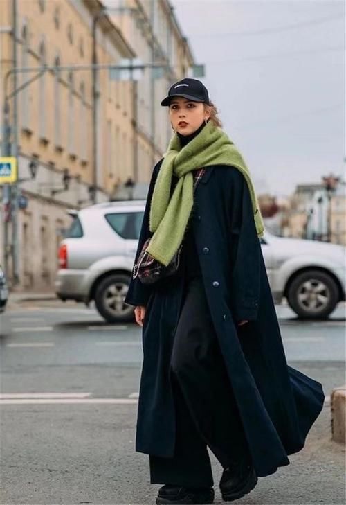 同色系搭配，亮色的配饰随便换，每天都像穿了新套装！