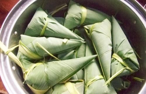 煮粽子用冷水还是热水?这1步很重要,弄错了水,粽子会松散夹生!