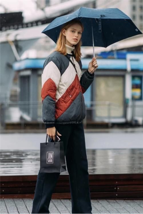  高级|穿大衣和羽绒服只知道选黑色？2020流行色来了，好看又高级