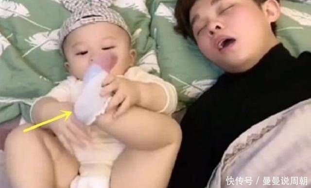 宝爸|孩子睡觉被呼噜声吵醒，转身抬腿给宝爸“上了一课”，妈妈笑翻了