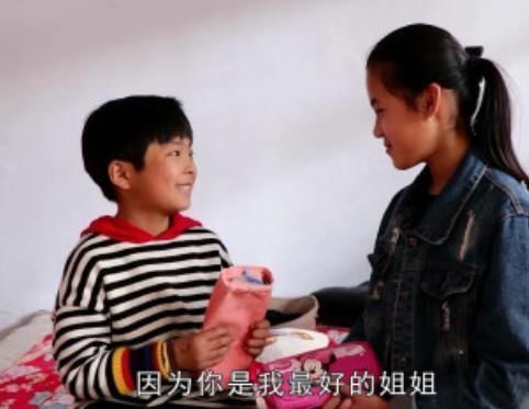 宝妈|六旬老太逼残疾女孩让座,十岁男孩一句话火了,网友教养真重要