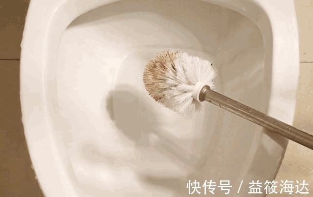 卫生间|闺蜜家从不刷马桶,却没有发黄和臭味,偷学发现用一招就能搞定