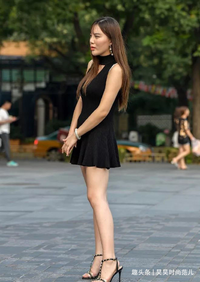 气质女生就爱穿裙装,初秋一条挂脖无袖连衣裙搭配,大方知性优雅