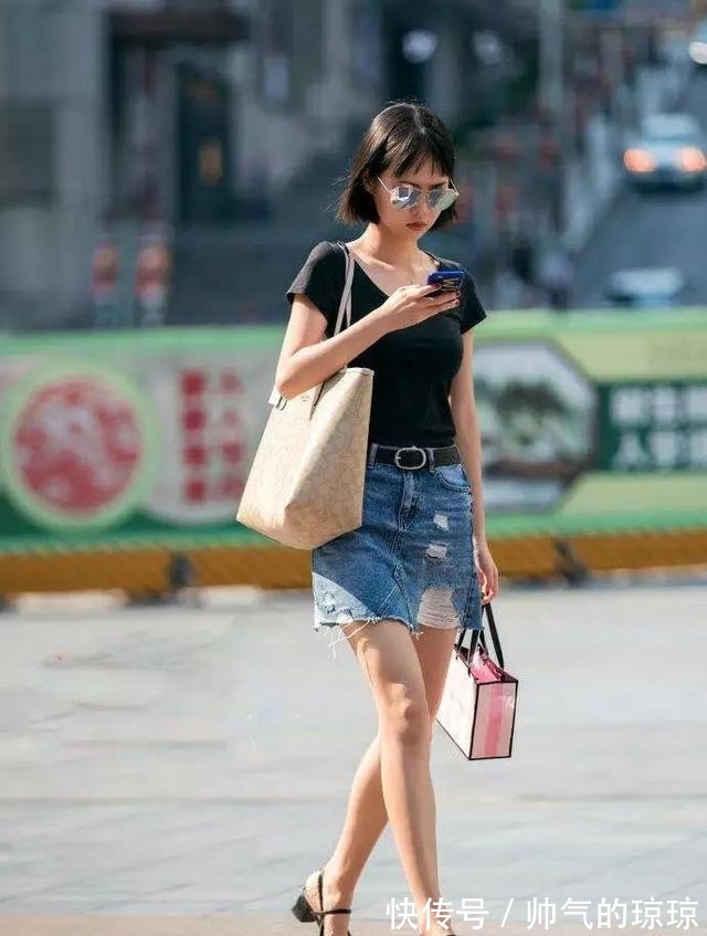 穿搭 美女搭配着一双气质的高跟凉鞋,绑带的设计让她看上去更加的迷人