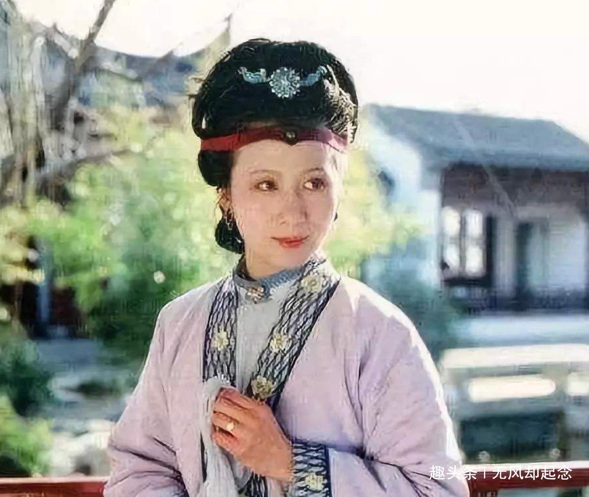 贾兰#贾府被抄家后,王熙凤血崩而亡,宝玉出家,只有她依旧享荣华富贵