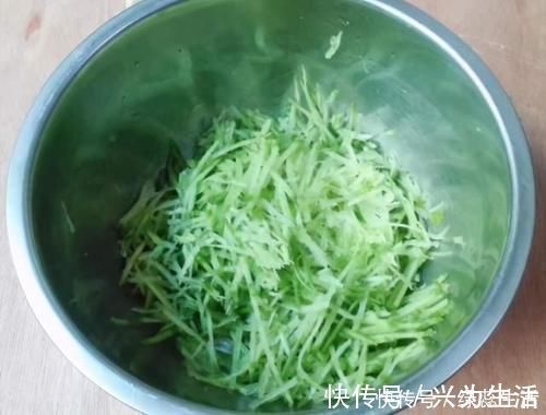 炸萝卜丸子|炸萝卜丸子,记住“1腌2拌3炸”技巧,不加一滴水,丸子放凉也脆