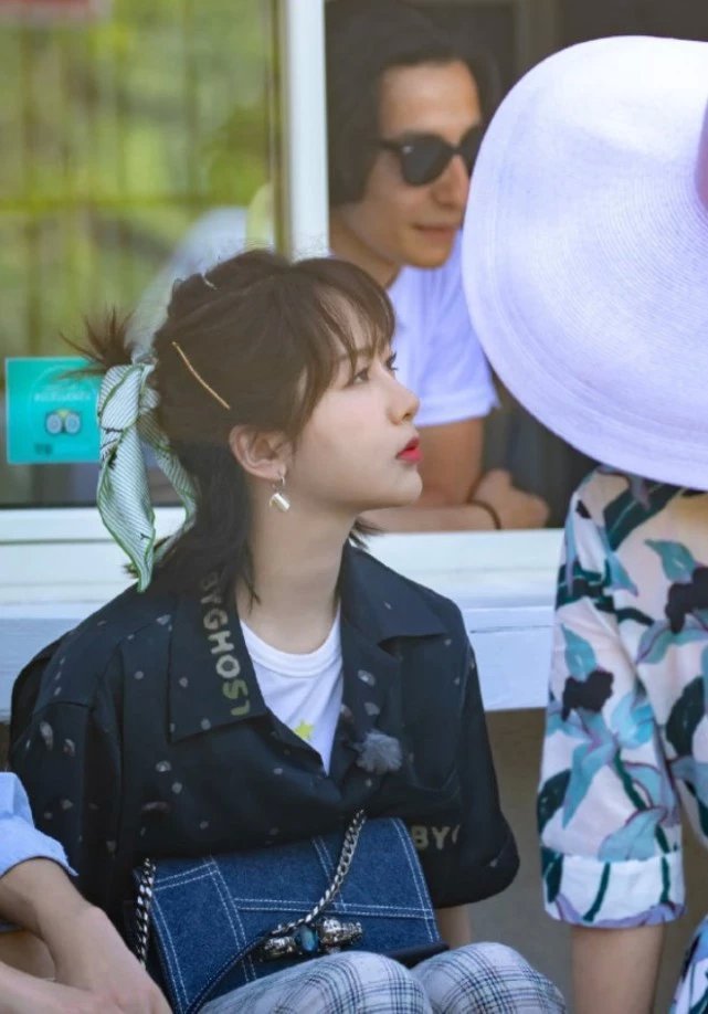 《中餐厅》杨紫是“充钱”了吗这打扮比以往的都要减龄，还很潮