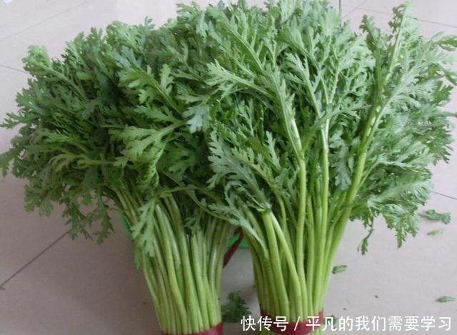 炒茼蒿时,别再放葱姜蒜了,这样简简单单炒一锅,全家人抢着吃!