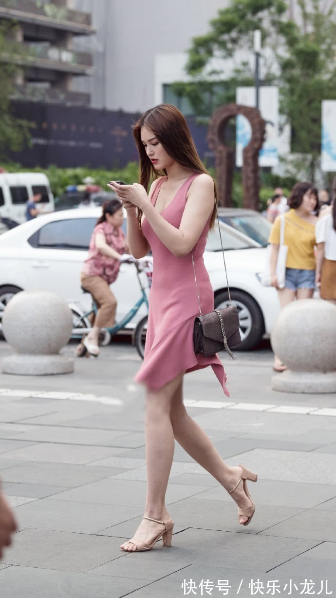 包臀裙|路人街拍,个性张扬的穿搭,身穿吊带的鱼鳞装,很是时尚可爱