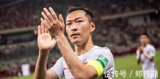 世预赛|吴曦迎33岁生日!国足官方送祝福,却遭球迷嘲讽:海参+躲球