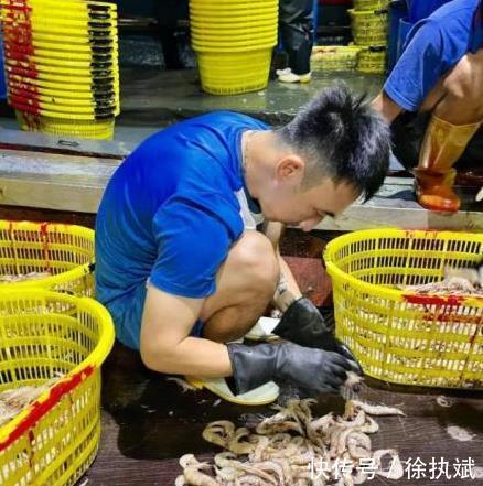 国足|越南队长靠卖海鲜谋生,国足为何还有脸反对被限薪至300万?