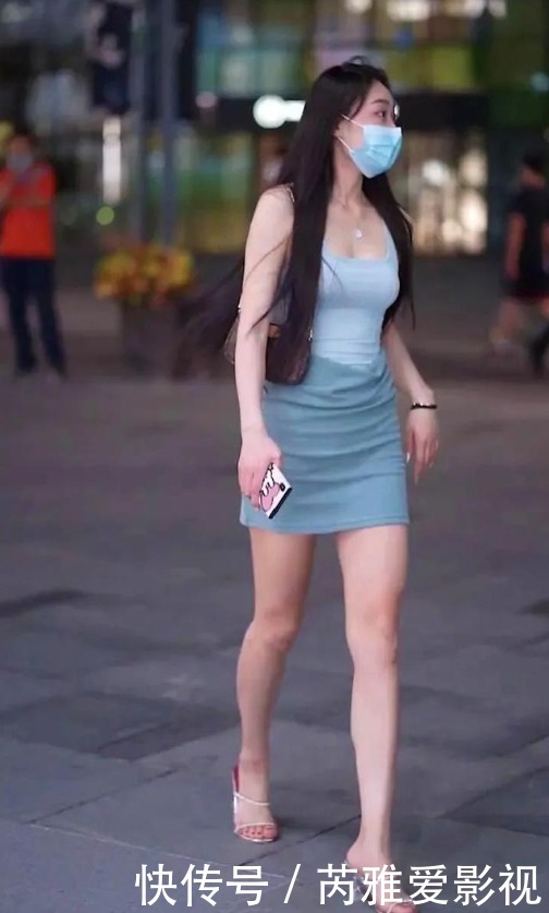 包臀短裙|浅蓝色吊带背心搭配深蓝色包臀裙,清新淡雅,水晶鞋更显灵动!