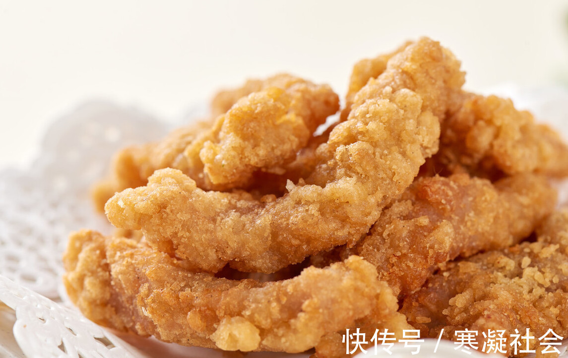 炸酥肉|炸酥肉，裹面粉还是淀粉学会这样挂糊，肉酥脆不回软，还不油腻