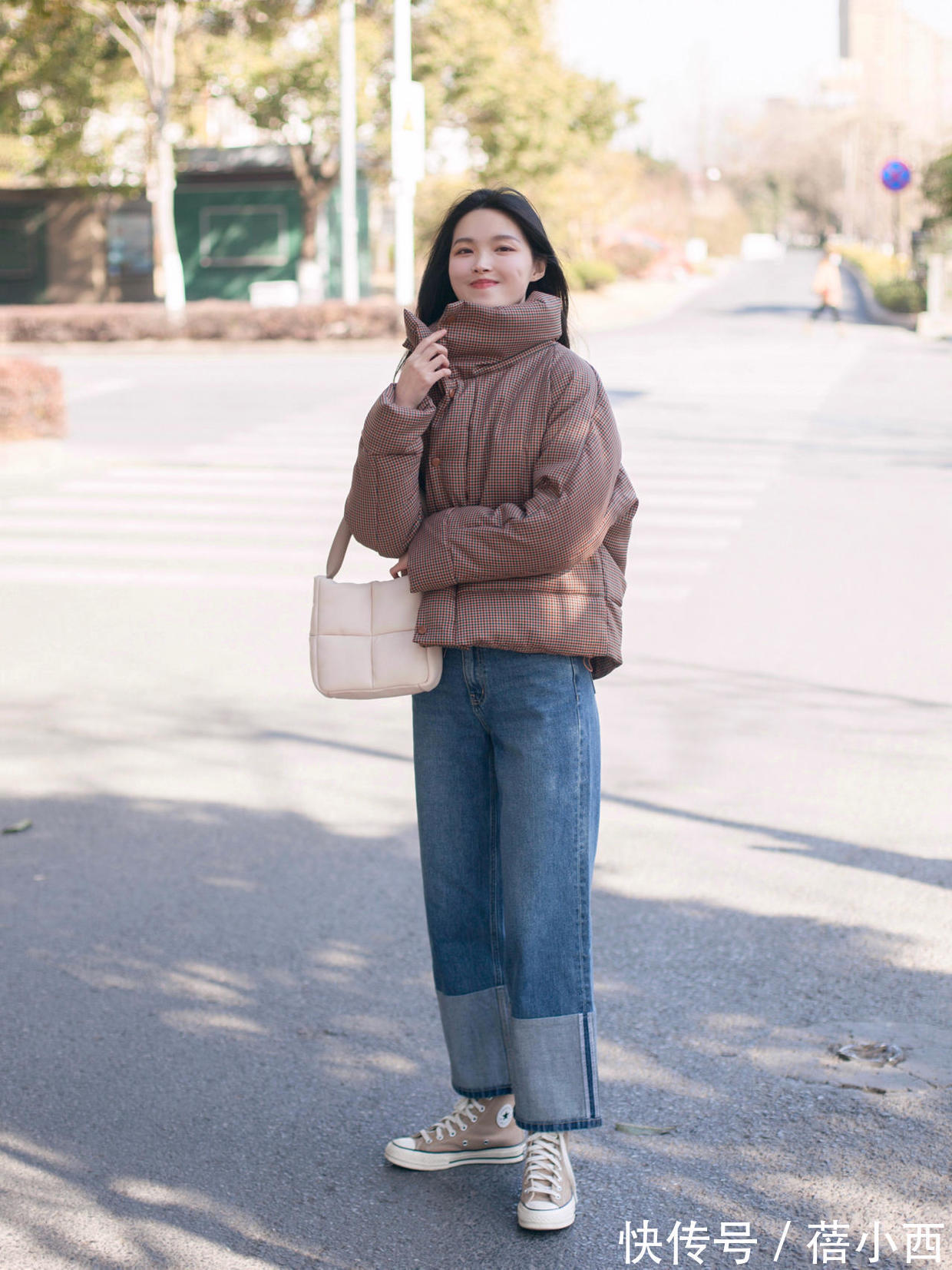 穿搭 穿小黑裤太土了!今冬流行“直筒牛仔裤”,搭配毛衣羽绒服真时髦