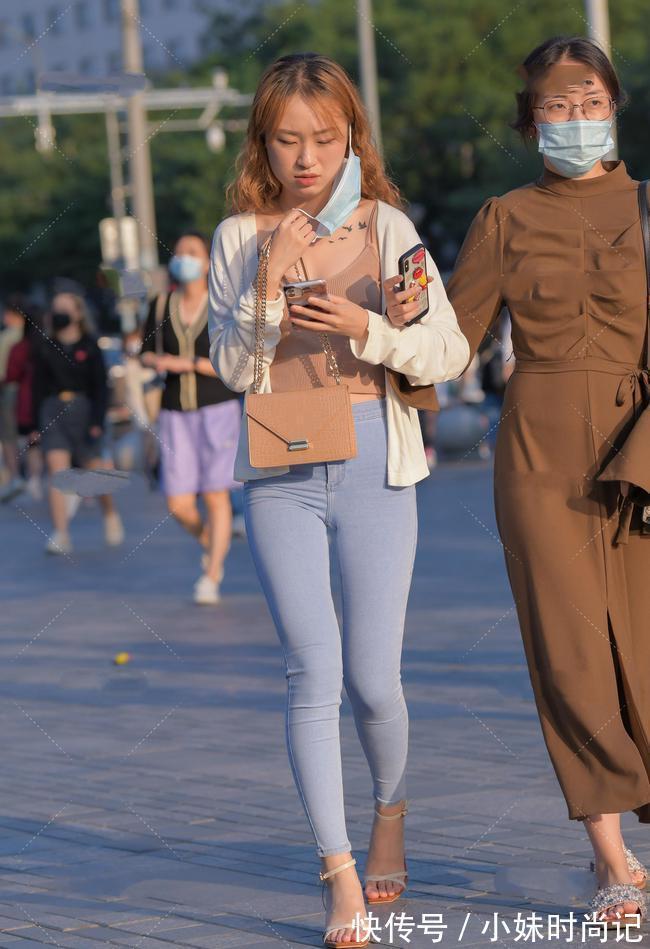 落落大方|针织开衫搭配细腻的蓝色紧身裤,知性优雅,落落大方