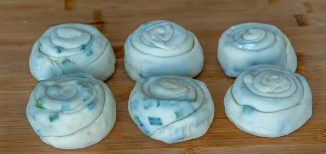 葱花饼这样做,不需要烫面照样柔软,1分钟出锅,放凉也不发硬!