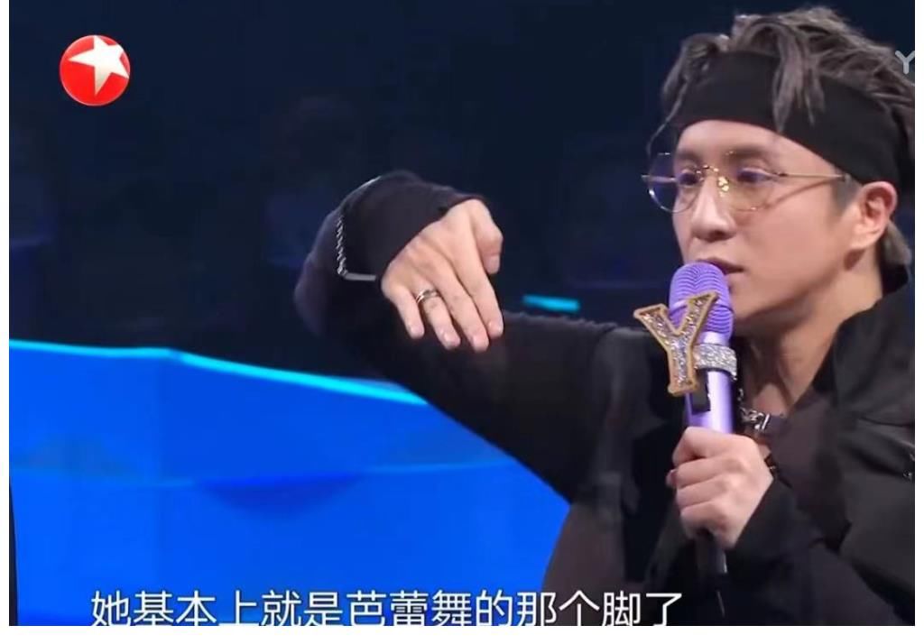 戴佩妮穿恨天高表演,薛之谦调侃她踩高跷,喊话拿出鞋垫让他闭嘴