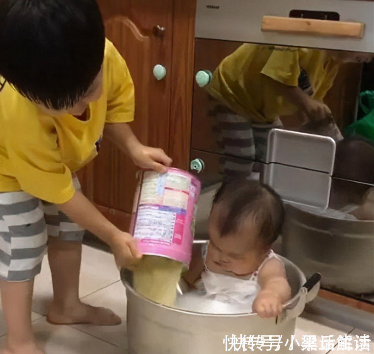 窗台|哥哥趁爸妈不在家,准备铁锅炖弟弟,宝妈:到家就差点火了