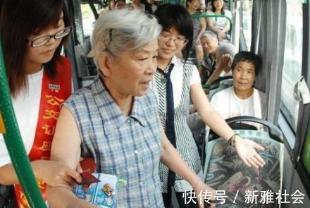 公交|二胎孕妈带女儿坐公交,因没给人让座被骂,女儿的话却让老人脸红