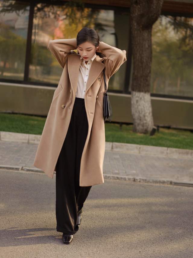 搭配|为什么今年的风衣,都宁愿配阔腿裤和白色衬衫?重点是真心好看