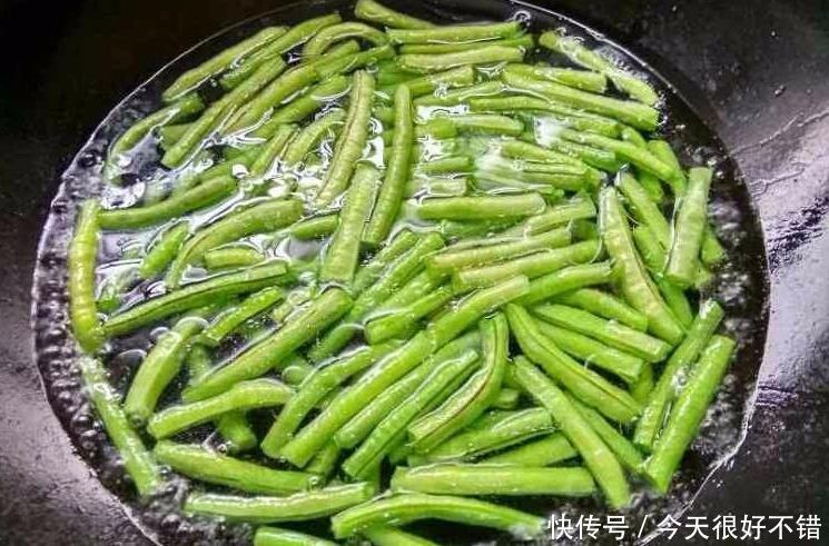 油炸|炒豆角,不要直接焯水或者油炸,教您一招,豆角又香又入味不发黄