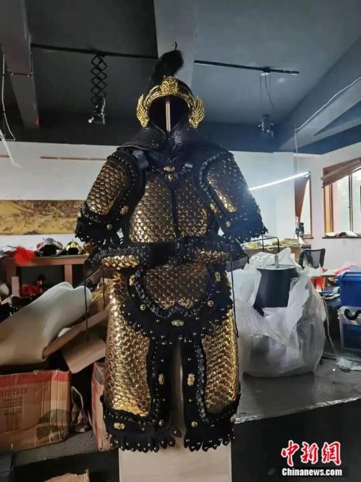 温陈华@真“头号玩家”！他十余年复原数千套古代铠甲
